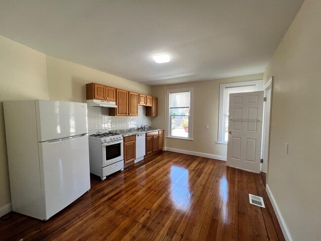 Building Photo - 59 Bishop Allen Dr Unit 1A