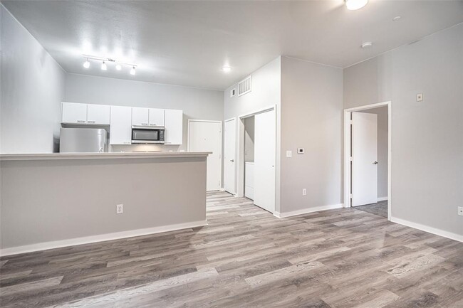 Building Photo - 3015 Bryan St Unit 427-5 Rental