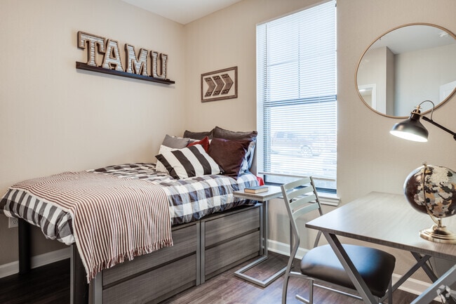 4BR, 4BA Flat - 1,282SF - 2818 Apartments