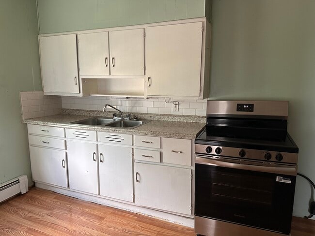 Building Photo - 11 Vaness St Unit B