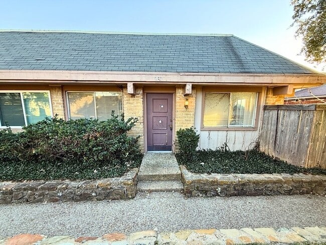 Building Photo - 2613 Amherst Ct