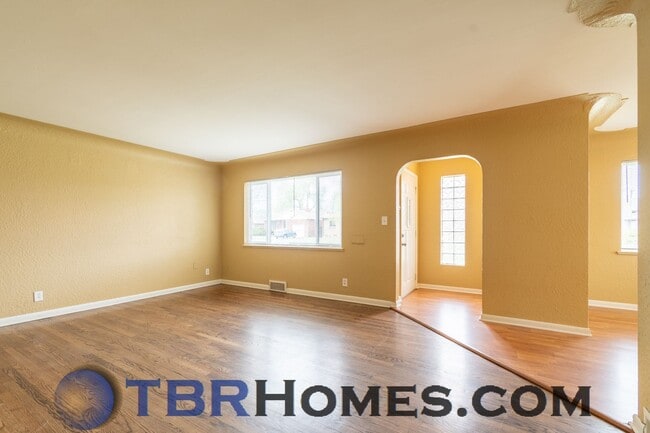 Photo - 2052 Jamaica St