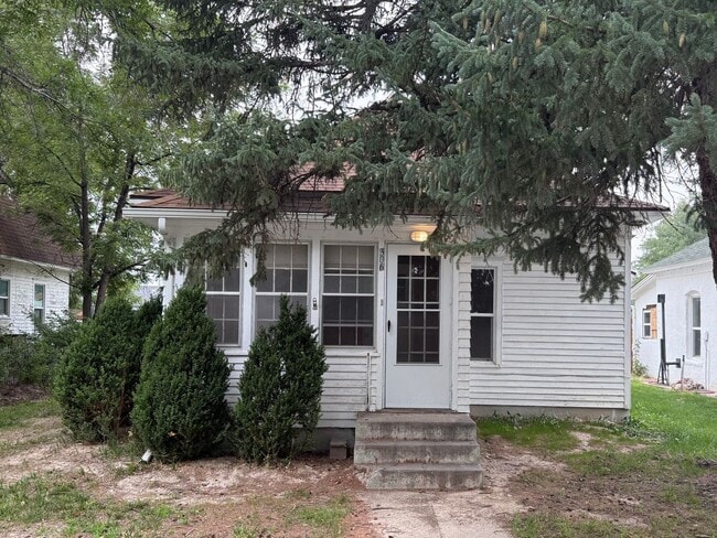 Building Photo - Two Bedroom, one bathroom house, Located i...