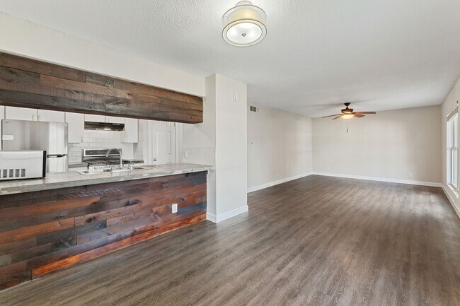 Photo - 5005 Manor Rd Unit 132