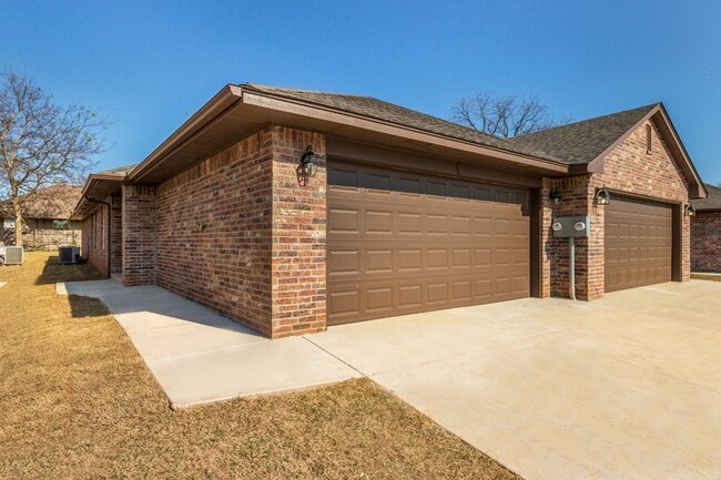 Photo - 320 Chalk Hill Ct House