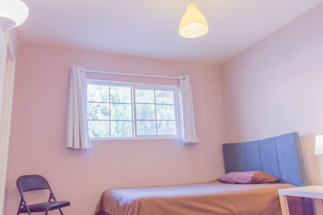 1637 Berkeley St Unit Single Room 1 - 1