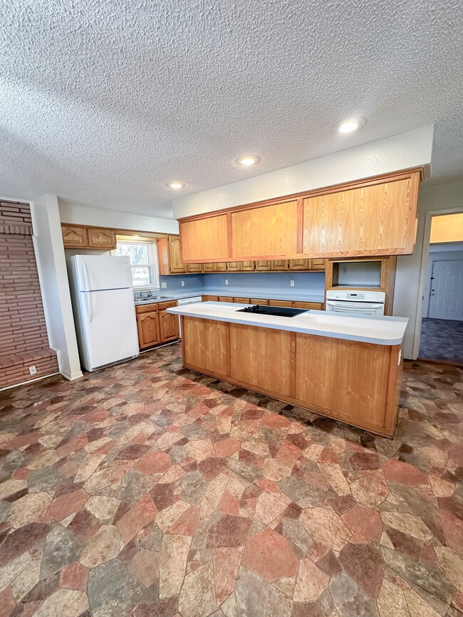 Photo - 924 NW Runyon Rd