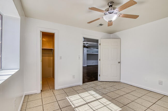 Photo - 8613 Kingsway Dr