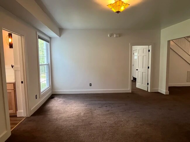 Photo - 723 E 10th St