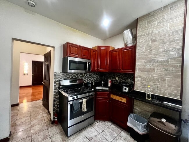 Building Photo - 213 Beacon Ave Unit 2