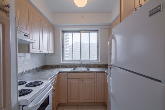 Building Photo - 3555 Chem. de la Côte-des-Neiges Unit 1403