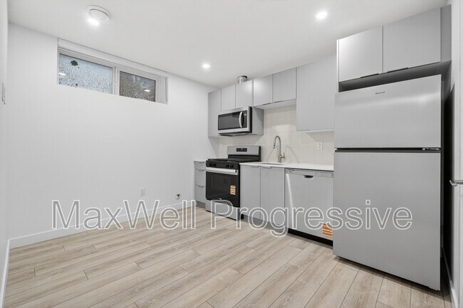 Photo - 10425-10470 70 Ave NW