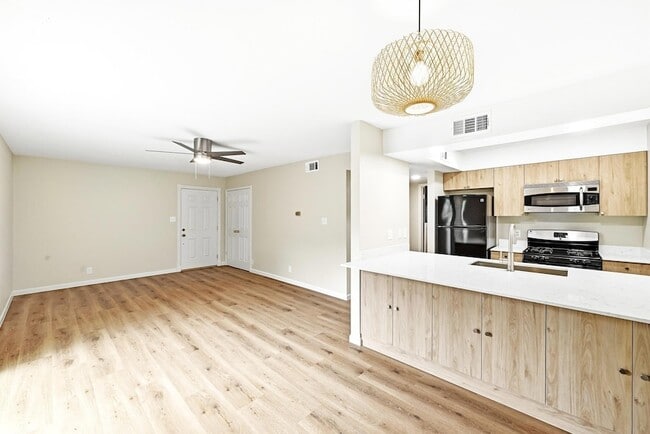 Building Photo - 7801 Shoal Creek Blvd Unit 140