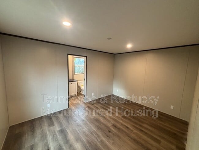 Photo - 210 Eller Dr