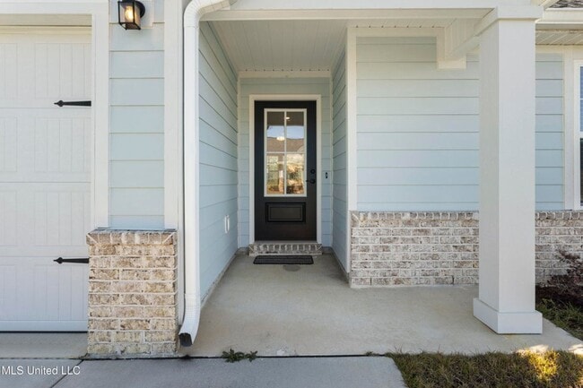 Photo - 3 Bed / 2 Bath Home – Modern Finishes & Convenient Location