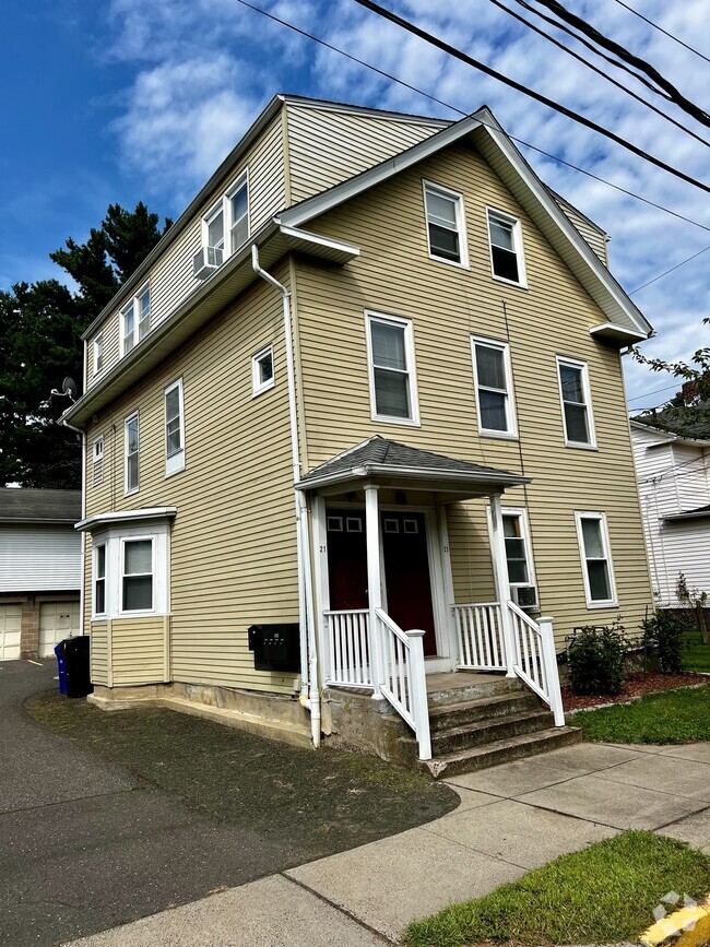 Building Photo - 21 Oak St Unit 2 Rental