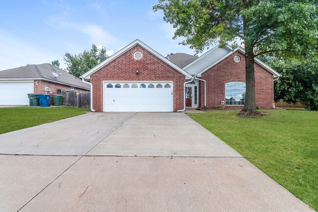 Building Photo - 904 Julies Trl