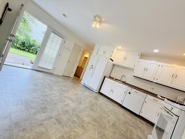 Building Photo - 2904 Stork Ct