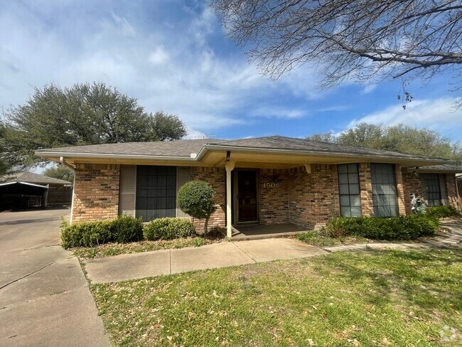 Building Photo - COMING SOON 3 BEDROOM 2.5 BATH SPACIOUS HO... Rental