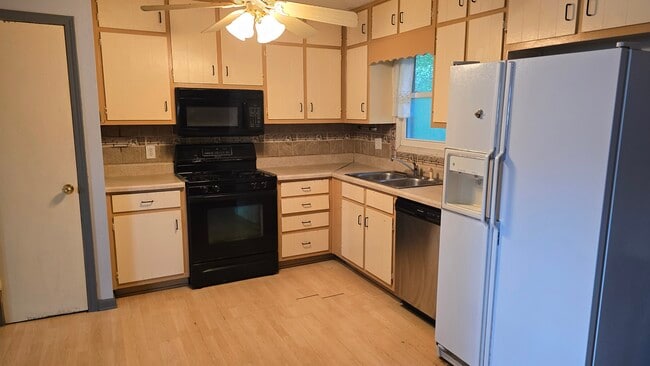 Photo - 404 Hemlock Dr