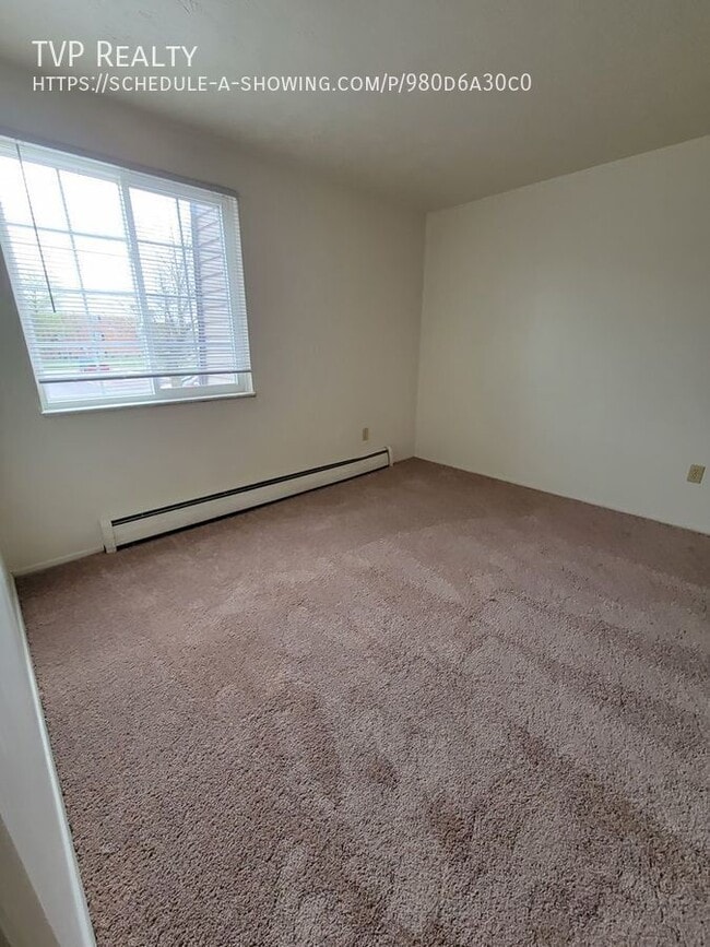 Photo - 1448 W River Rd N
