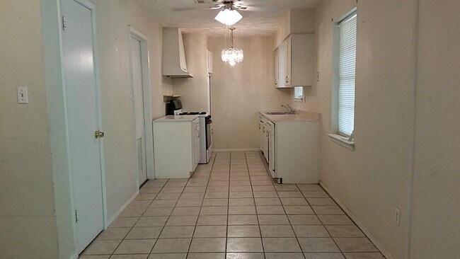 Photo - 5519 Mendota Ln