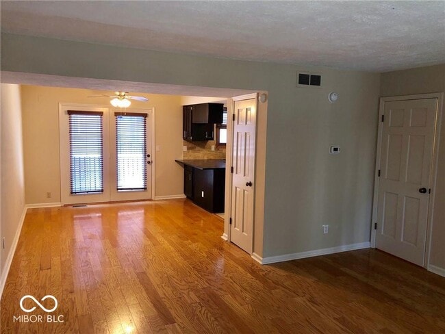 Photo - 496 E 10th St