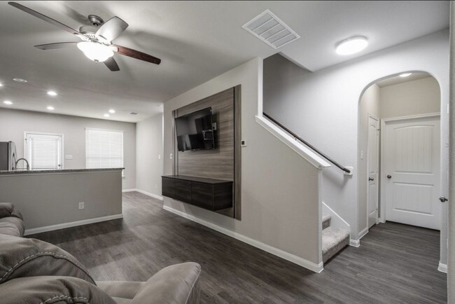 Photo - 17542 Holroyd Rd