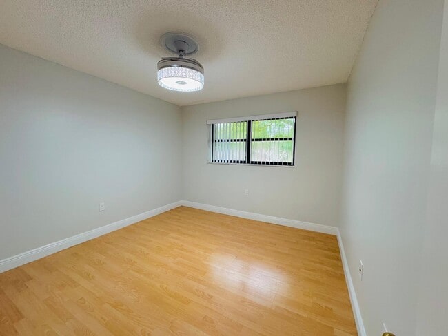 Building Photo - 13370 SW 90th Ter Unit D