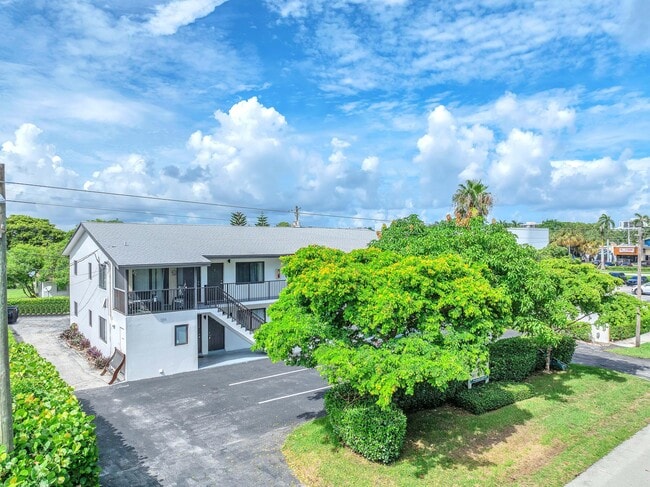 Building Photo - 559 NE 44th St Rental