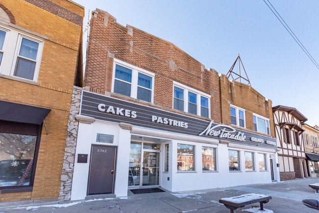 Building Photo - 5742 N Milwaukee Ave Unit 2A