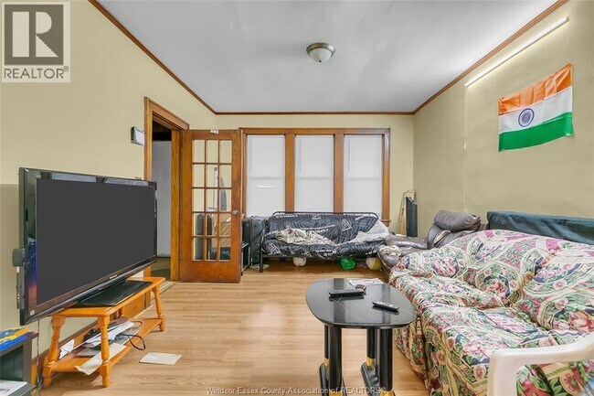 Photo - 69 Shepherd St E