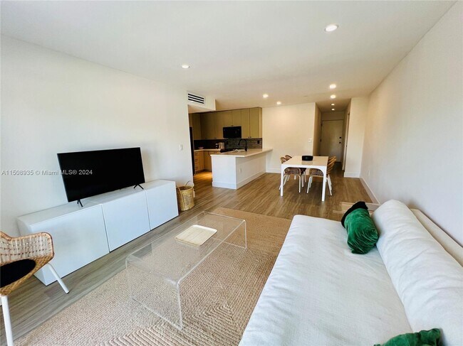 1900 Meridian Ave Unit 306