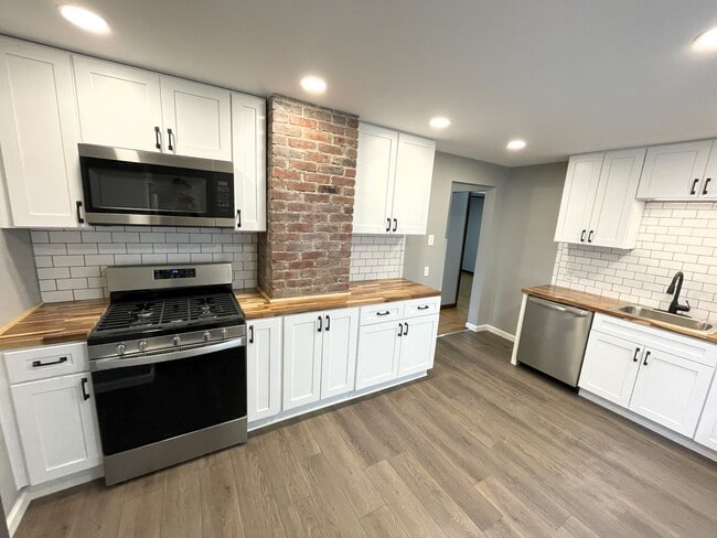 Building Photo - 198 Columbus Ave Unit Lower Rental