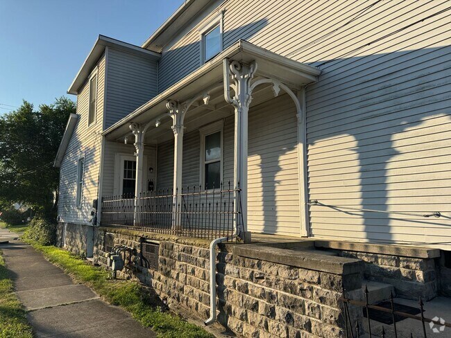 Building Photo - N Main Triplex Unit 435 N Main Rental