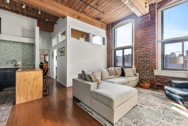 Building Photo - 320 W 2nd St Unit 413