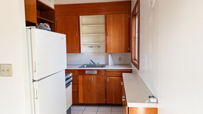 Kitchen - Brentwood Apartments