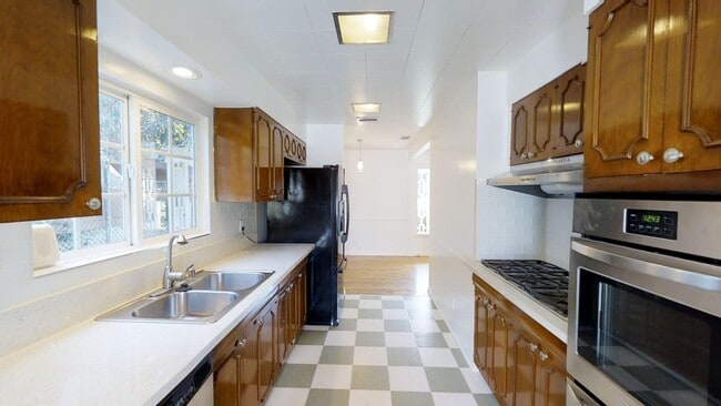 Building Photo - Prime West LA | Unique Single-Level 3BR/3BA Gated Home with Private Yard & 2-Car Garage