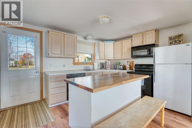 Photo - 1049 Heritage Rd