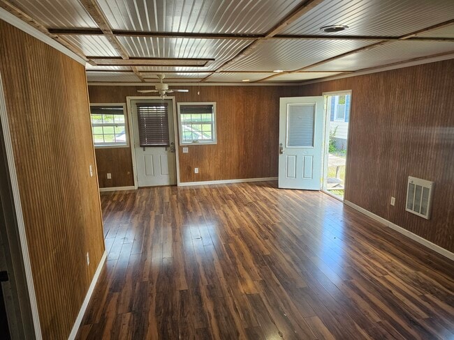 main living area - 19 crabtree rd