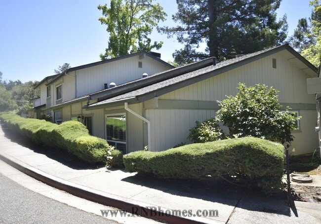 Photo - 415 Sutton Pl
