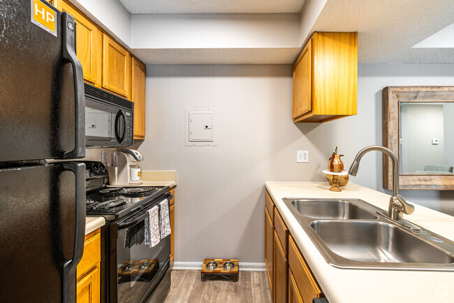 The Lakeview Loft - Kitchen - Hunters Pointe Apartments