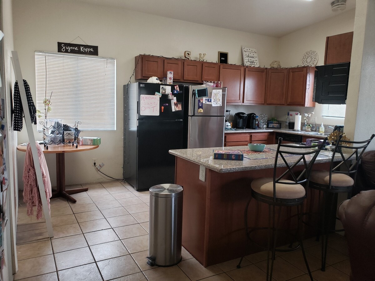 Kitchen - 516 E Waverly St Unit #2