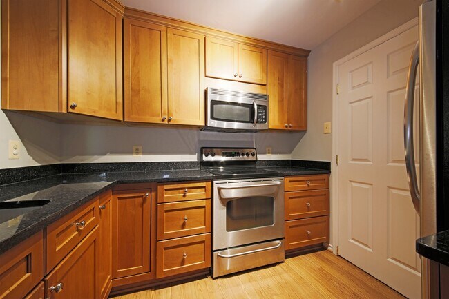 Photo - Updated top floor 2br with vaulted ceilings, two balconies and treed views! Unidad 304