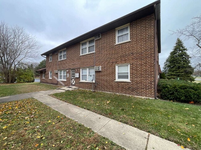 Building Photo - FRESHLY PAINTED 2BR, 1BA condo, close to RT59 shopping and restaurants. NAPERVILLE 203 SCHOOLS! Unit C