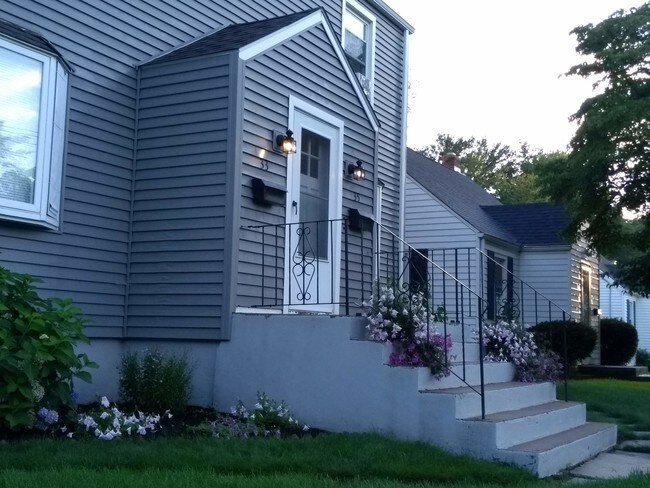 Main Entrance - 33 Englewood Ave Unit 2