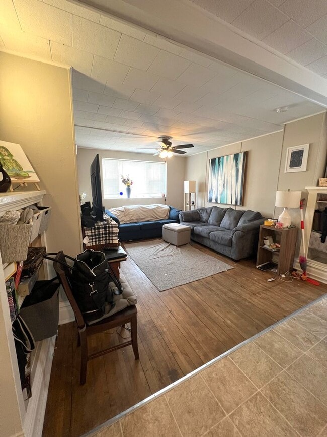 Photo - AVAILABLE APRIL 1st - 2 Bed 1 Bath Upper Apt! Unidad 1