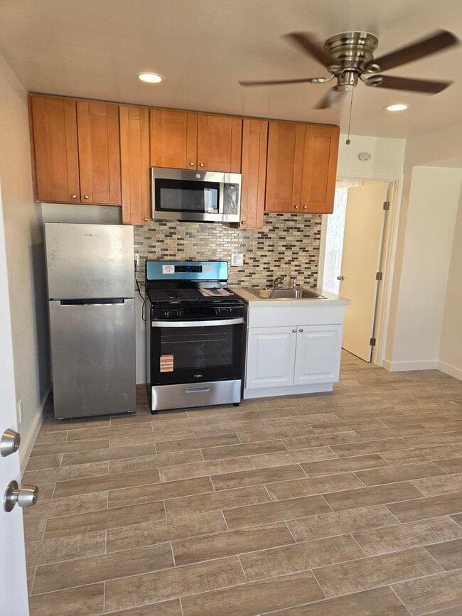 Photo - 2118 W 57th St