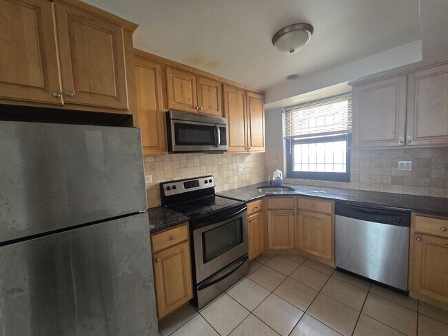 Building Photo - 7328 N Ridge Ave Unit 1W