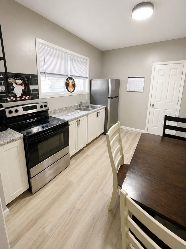 Building Photo - 906 North 6th Ave E Unit #1 (Lower)